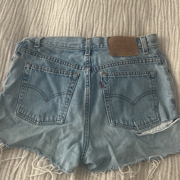 Size 28.. vintage Levi’s from denim by orlee. Thrifted in LA at price of $90. - Picture 2 of 2